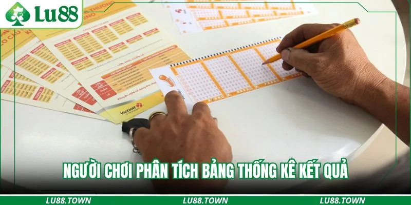 Người chơi phân tích bảng thống kê kết quả